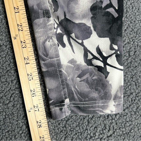 HUE Ladies Gray/White Floral Leggings/Jeggings - Size Large. - Picture 14 of 15